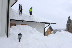 Removing snow from roof safely effectively blue ox roofing company help